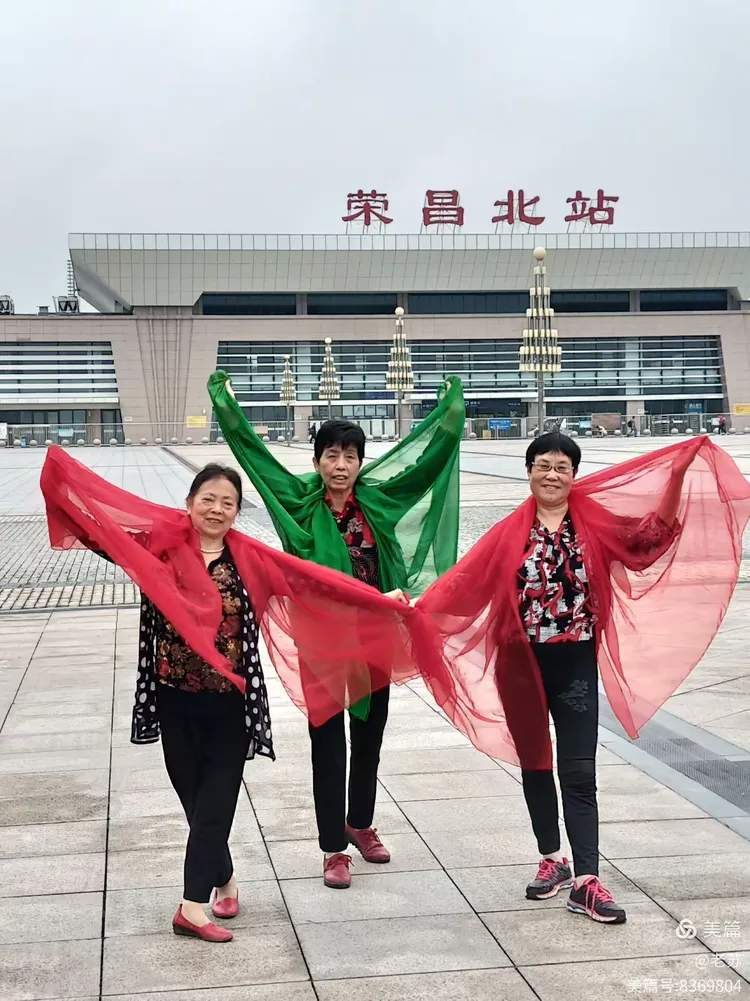 丨我与共和国同成长庆国庆贺中秋，赏荣昌北站花海、游夏布小镇美照集锦。2020.10.1.